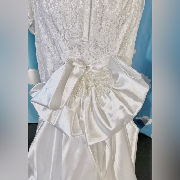 Vintage Beaded puff sleeve wedding gown with train, true size 6. - Picture 9 of 16